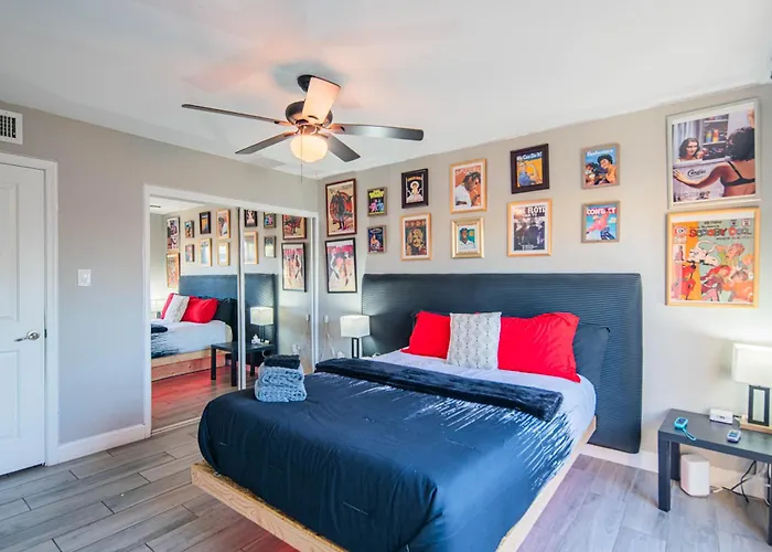 Minutes To Old Town & Stadium, Pool, Sauna, Gazebo, Hot Tub, Fire Pit, Sleeps 14 Scottsdale