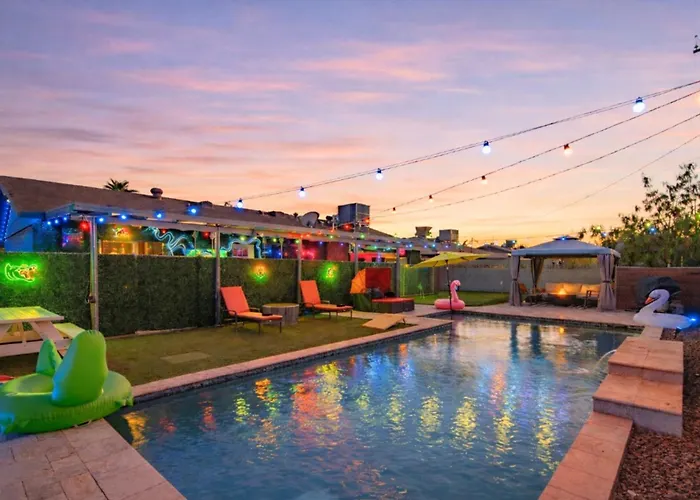 Apartment Minutes To Old Town & Stadium, Pool, Sauna, Gazebo, Hot Tub, Fire Pit, Sleeps 14 *