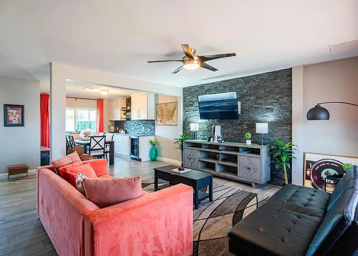 Minutes To Old Town & Stadium, Pool, Sauna, Gazebo, Hot Tub, Fire Pit, Sleeps 14 Apartment Scottsdale