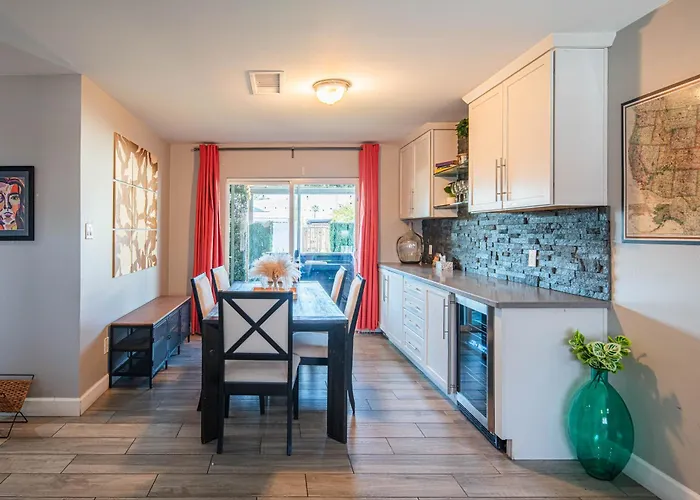 Apartment Minutes To Old Town & Stadium, Pool, Sauna, Gazebo, Hot Tub, Fire Pit, Sleeps 14 *